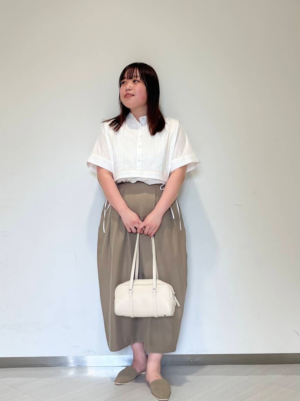「シンプル、ゆるコーデ、ショルダーバッグ、シンプルコーデ、ブラウス、RODESKO、KBF、春コーデ、newarrival、休日スタイル、ゆったり、お出かけコーデ、体型カバー、カバー効果、25ss」｜「RODE SKOのヨコナガボストンバッグ（ボストンバッグ、ホワイト系）」を使った、くろさん（レディース・160cm）の春コーディネートの2枚目の写真