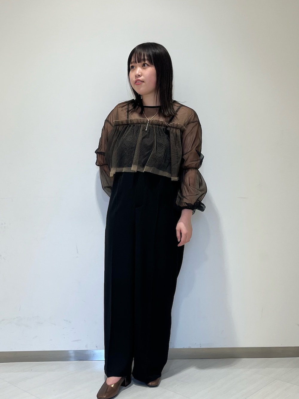 「オトナ女子、春、KBF、キレイめ、オケージョン、サロペット、シアートップス、メタリック、ブラウン、ショルダーバッグ、RODE SKO、結婚式」｜「KBFのチュールブラウスSETベアサロペット（サロペット/オーバーオール、ブラック系）」を使った、くろさん（レディース・160cm）の冬コーディネートの2枚目の写真