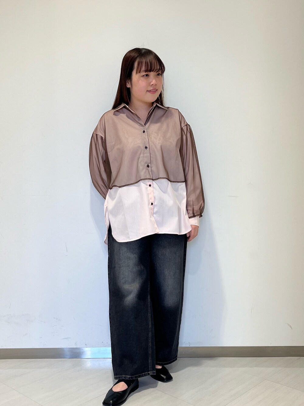 「パンツコーデ、春服、休日スタイル、オトナ女子、楽チンコーデ、春、KBF、春色、ピンク、デニムパンツ、デニム」｜「KBFのスタンドカラーBIGナイロンジャケット（ナイロンジャケット、ベージュ系）」を使った、くろさん（レディース・160cm）の冬コーディネートの2枚目の写真