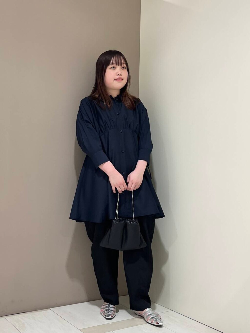 「シンプル、大人カジュアル、ゆるコーデ、ショルダーバッグ、シンプルコーデ、KBF、newarrival、休日スタイル、ゆったり、シアーシャツ、ラフコーデ、お出かけコーデ、体型カバー、カバー効果、初夏のお出掛けコーデ」｜「KBFのボールチェーンギャザーBAG（ハンドバッグ、ブラック系）」を使った、くろさん（レディース・160cm）の春コーディネートの2枚目の写真