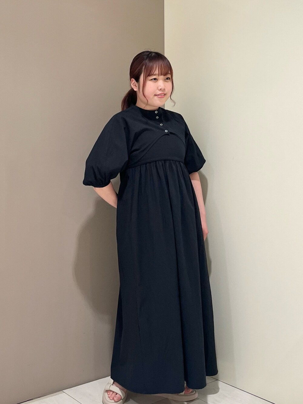「KBF、お出かけコーデ、ワンピース、春のNewスタイル、セットアイテム、キャミワンピ、トートバッグ、サンダル、ワンピーススタイル」｜「KBFのパフスリーブセパレートワンピース（ワンピース、ブラック系）」を使った、くろさん（レディース・160cm）の春コーディネートの2枚目の写真