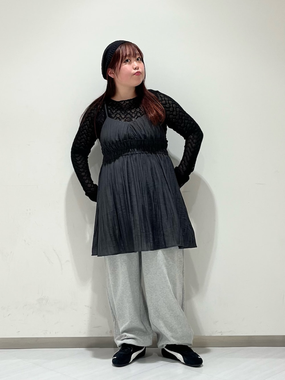 ブラック系のTシャツ/カットソー、グレー系のワンピース、グレー系のその他パンツを着用したレディースの春コーディネートの3枚目の写真