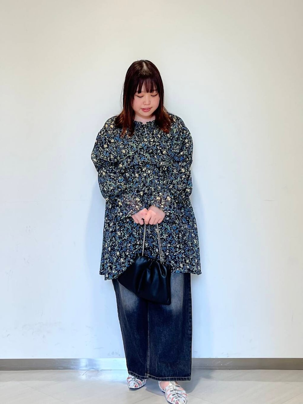 「ゆるコーデ、ショルダーバッグ、KBF、春コーデ、newarrival、休日スタイル、ゆったり、お出かけコーデ、体型カバー、カバー効果、25ss」｜「KBFの『低身長向けも展開』ペインターWIDEデニム（デニムパンツ、ブラック系）」を使った、くろさん（レディース・160cm）の春コーディネートの2枚目の写真