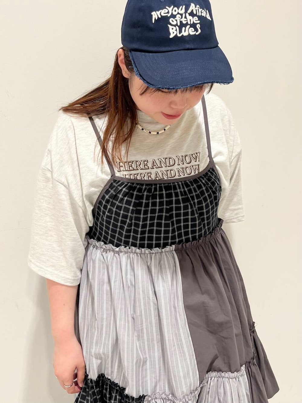 「キャミワンピース、大人カジュアル、デニム、ゆるコーデ、RODESKO、KBF、newarrival、休日スタイル、ゆったり、モノトーンコーデ、ラフコーデ、お出かけコーデ、体型カバー、カバー効果、初夏のお出掛けコーデ」｜「KBFの『3サイズ展開』BIGポケットデザインデニム（デニムパンツ、ブラック系）」を使った、くろさん（レディース・160cm）の春コーディネートの3枚目の写真