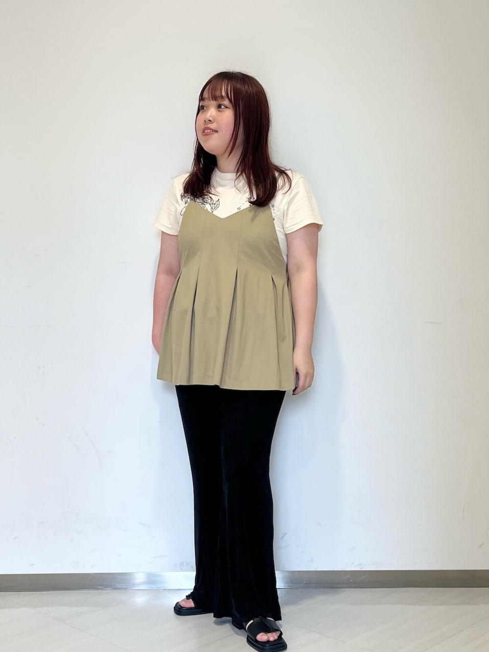 グリーン系のその他トップス、ホワイト系のTシャツ/カットソー、ブラック系のその他パンツを着用したレディースの夏コーディネートの2枚目の写真
