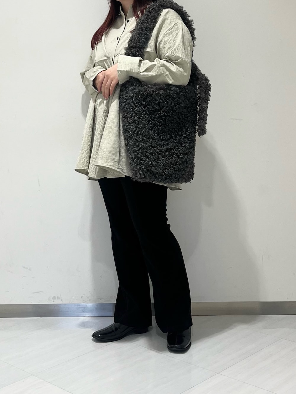 グリーン系のシャツ/ブラウス、ブラック系のその他パンツ、グレー系のカバーオールを着用したレディースの秋コーディネートの4枚目の写真