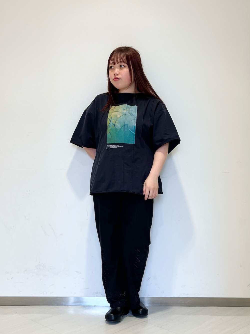 ブルー系のブルゾン、ブルー系のTシャツ/カットソー、ブラック系のその他パンツを着用したレディースの春コーディネートの2枚目の写真