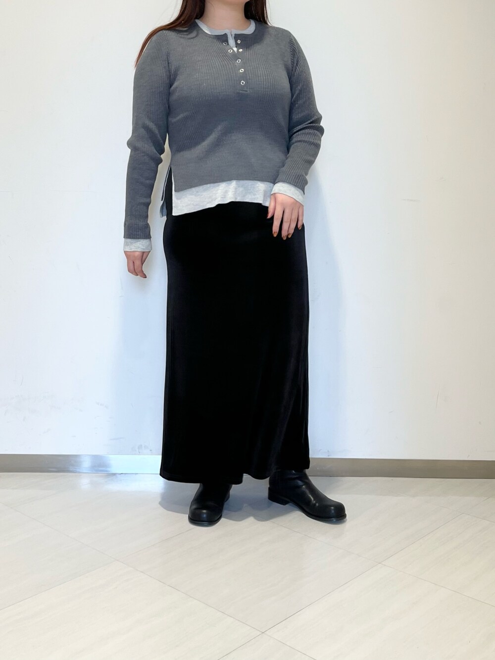 ブルー系のブルゾン、ブラック系のスカート、ブラック系のブーツを着用したレディースの秋コーディネートの3枚目の写真