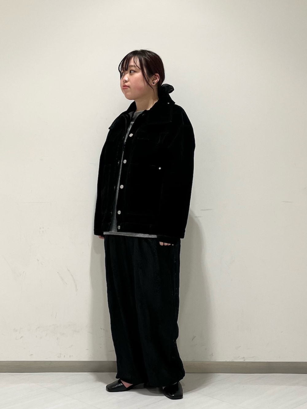 グレー系のTシャツ/カットソー、ブラック系のパンプス、ブラック系のブルゾンを着用したレディースの冬コーディネートの3枚目の写真