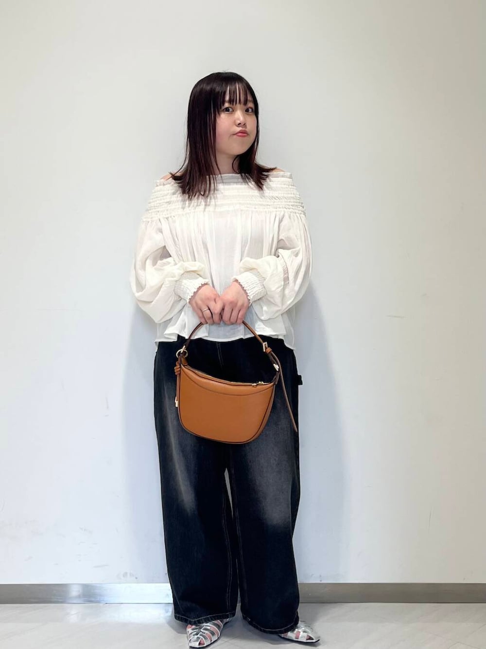 「シンプル、大人カジュアル、ゆるコーデ、シンプルコーデ、ブラウス、RODESKO、KBF、春コーデ、newarrival、休日スタイル、ゆったり、お出かけコーデ、体型カバー、カバー効果、25ss」｜「KBFの『低身長向けも展開』ペインターWIDEデニム（デニムパンツ、ブラック系）」を使った、くろさん（レディース・160cm）の春コーディネートの2枚目の写真