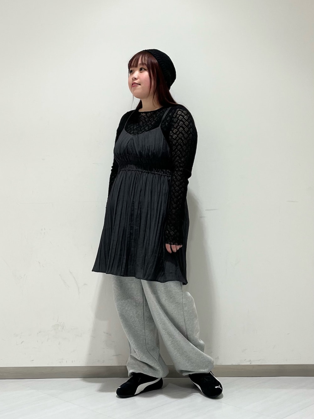 ブラック系のTシャツ/カットソー、グレー系のワンピース、グレー系のその他パンツを着用したレディースの春コーディネートの2枚目の写真