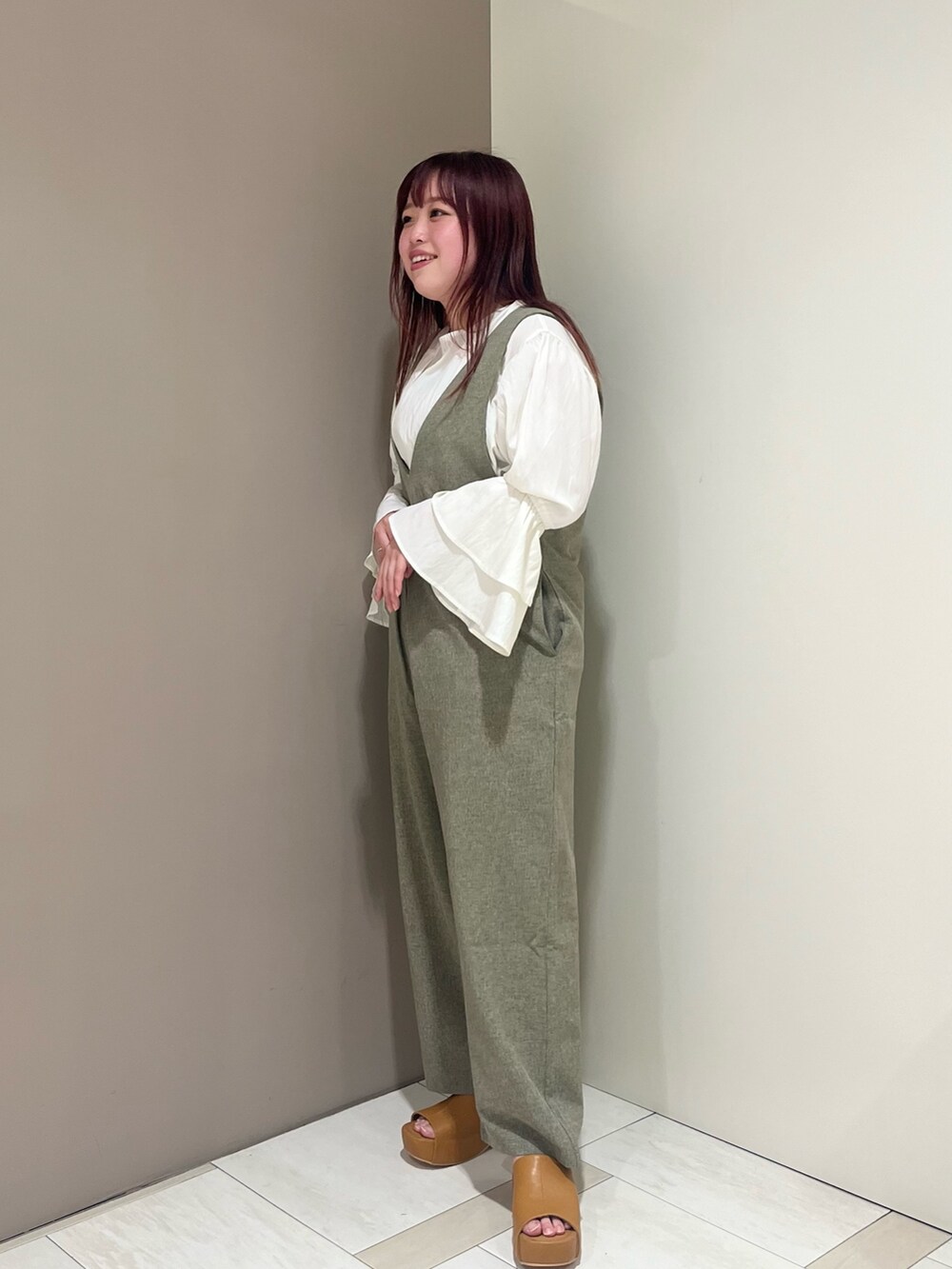 「ブラウス、KBF、kbf_ootd、オールインワン、サンダル、サロペット」｜「KBFの『UR TECH DRYLUXE』バックベルトオールインワン（サロペット/オーバーオール、ベージュ系）」を使った、くろさん（レディース・160cm）の春コーディネートの2枚目の写真