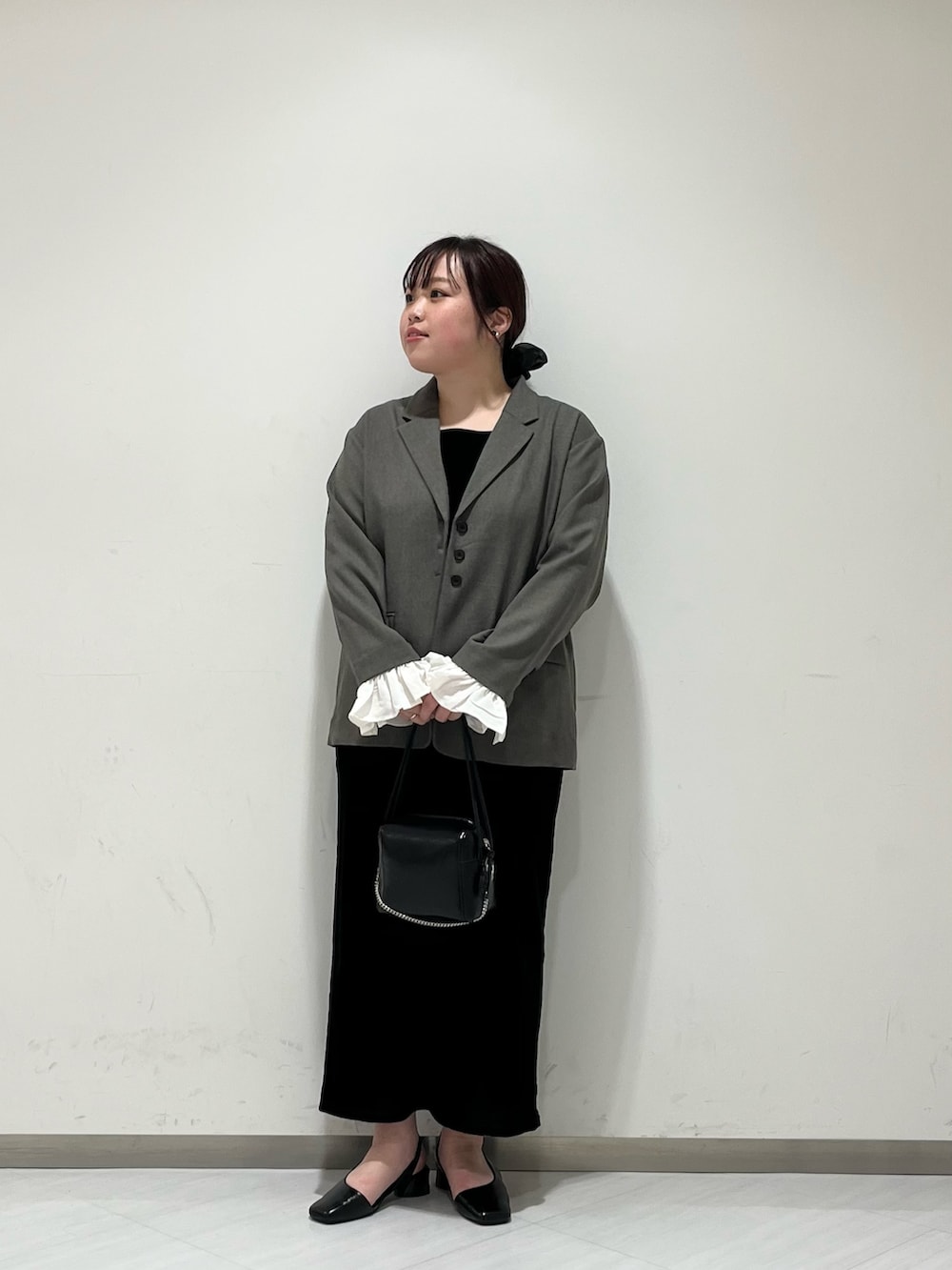 グレー系のその他アウター、ブラック系のショルダーバッグ、ブラック系のワンピースを着用したレディースの冬コーディネートの3枚目の写真