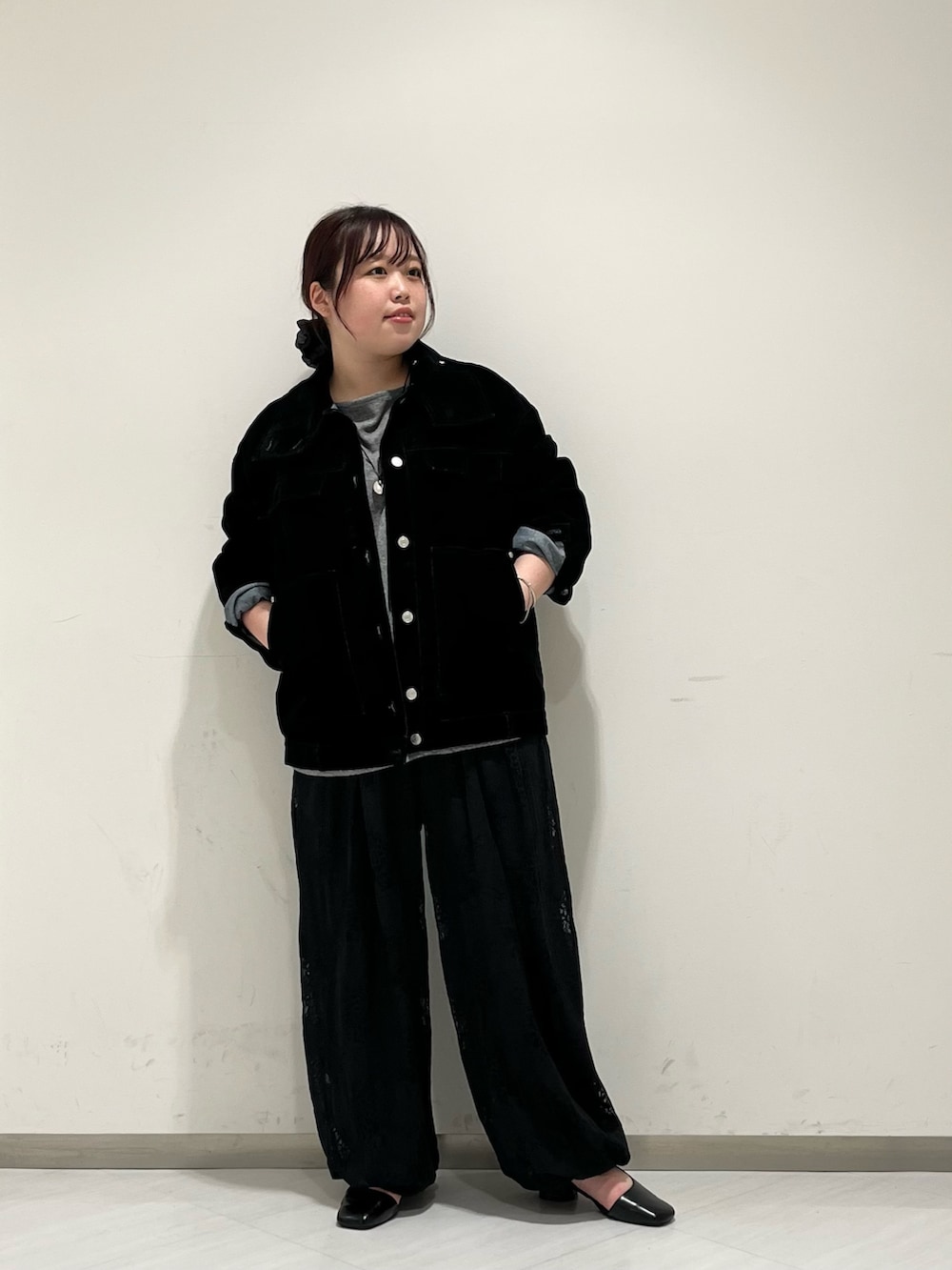 グレー系のTシャツ/カットソー、ブラック系のパンプス、ブラック系のブルゾンを着用したレディースの冬コーディネートの6枚目の写真