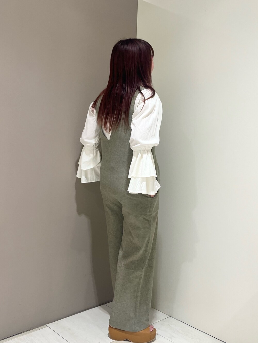 「ブラウス、KBF、kbf_ootd、オールインワン、サンダル、サロペット」｜「KBFの『UR TECH DRYLUXE』バックベルトオールインワン（サロペット/オーバーオール、ベージュ系）」を使った、くろさん（レディース・160cm）の春コーディネートの3枚目の写真