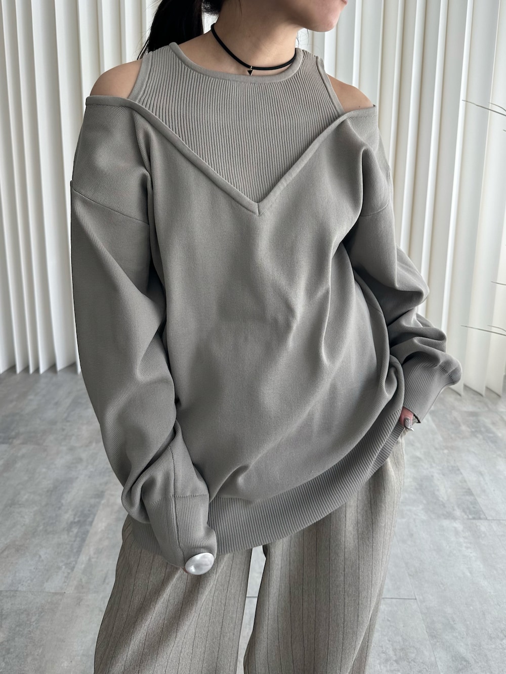 ベージュ系のニット/セーター、ベージュ系のスラックスを着用したレディースの冬コーディネートの2枚目の写真