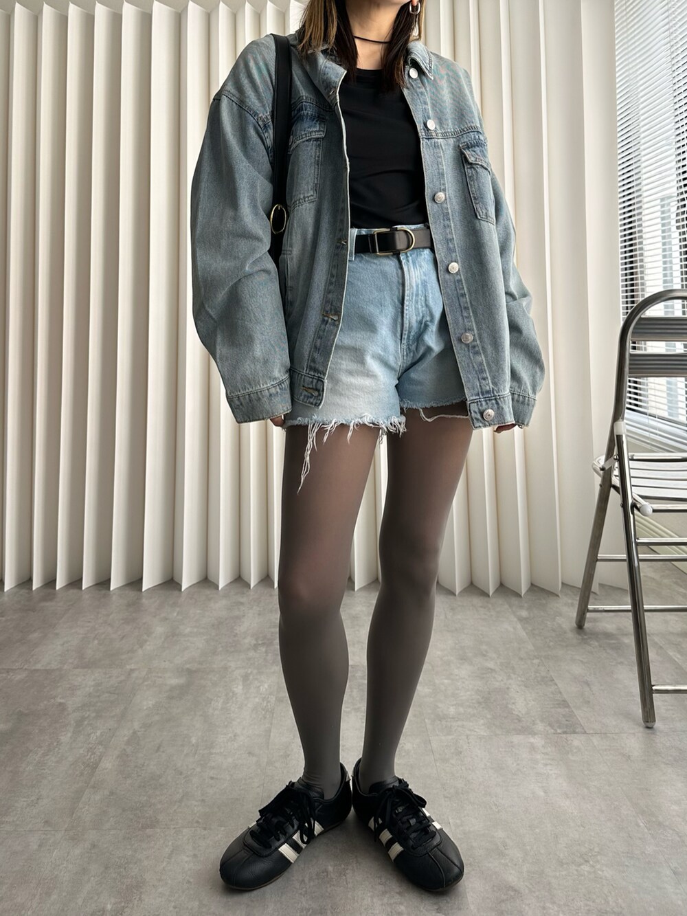ブルー系のデニムジャケットを着用したレディースの春コーディネートの2枚目の写真
