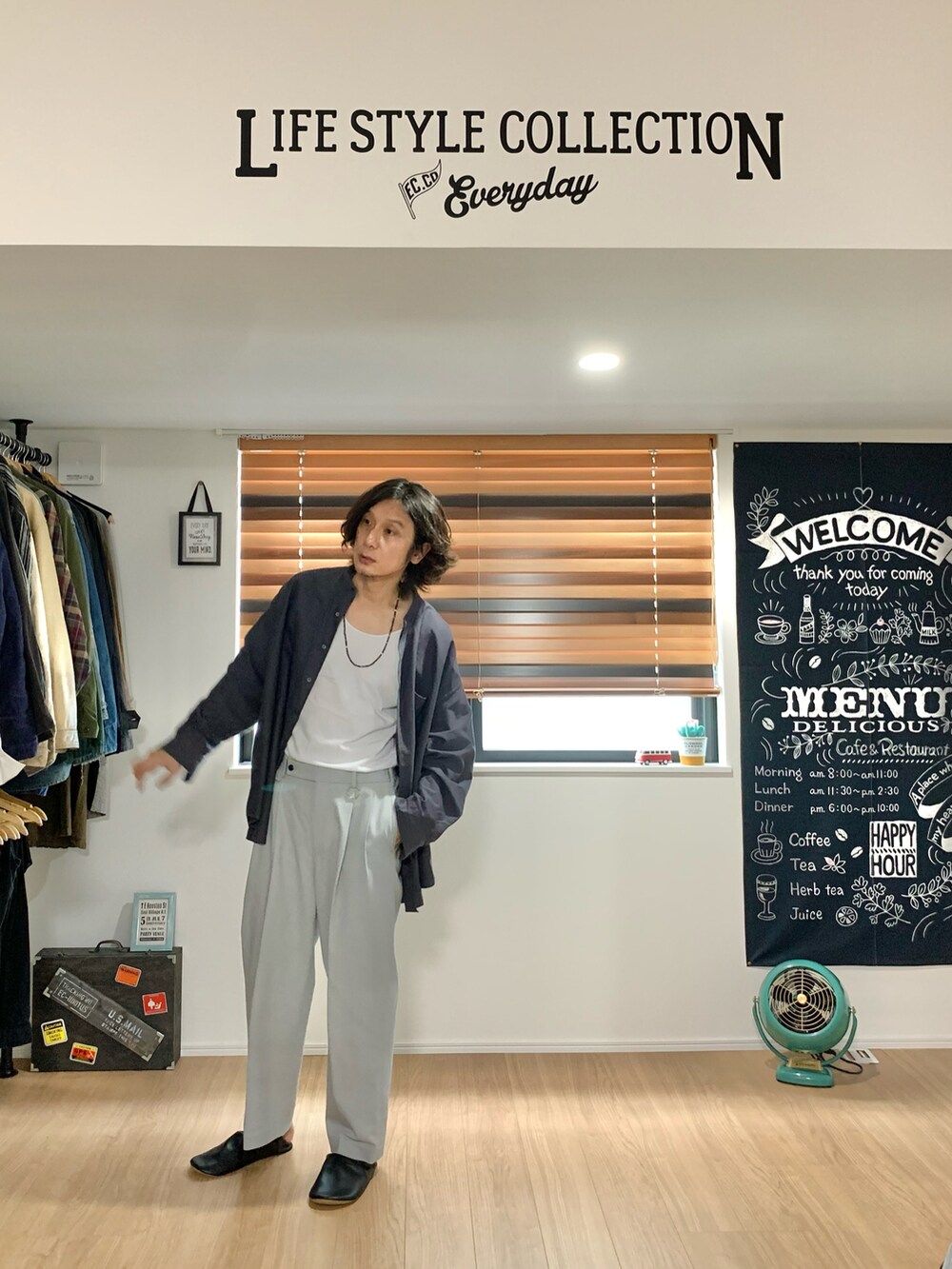 ブルー系のその他パンツ、グレー系のシャツ/ブラウス、ブラック系のルームシューズ/スリッパを着用したメンズの春コーディネートの2枚目の写真