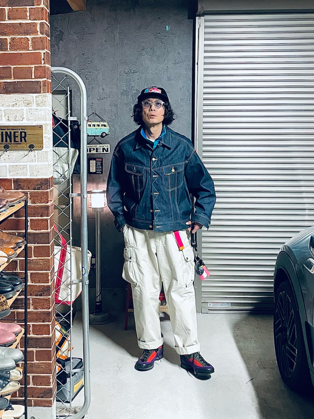 ブルー系のデニムジャケットを着用したメンズの春コーディネートの2枚目の写真