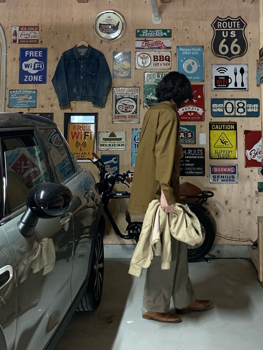 ベージュ系のスラックス、ブラウン系のその他シューズ、ブラウン系のシャツ/ブラウスを着用したメンズの春コーディネートの2枚目の写真