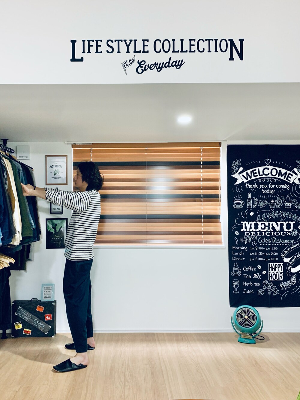 ブルー系のチノパンツ、ホワイト系のシャツ/ブラウス、ホワイト系のTシャツ/カットソーを着用したメンズの春コーディネートの2枚目の写真