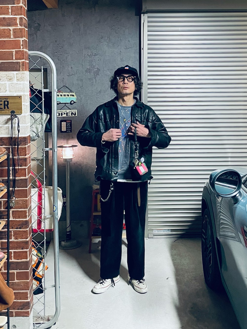 ブラック系のその他アウターを着用したメンズの冬コーディネートの2枚目の写真