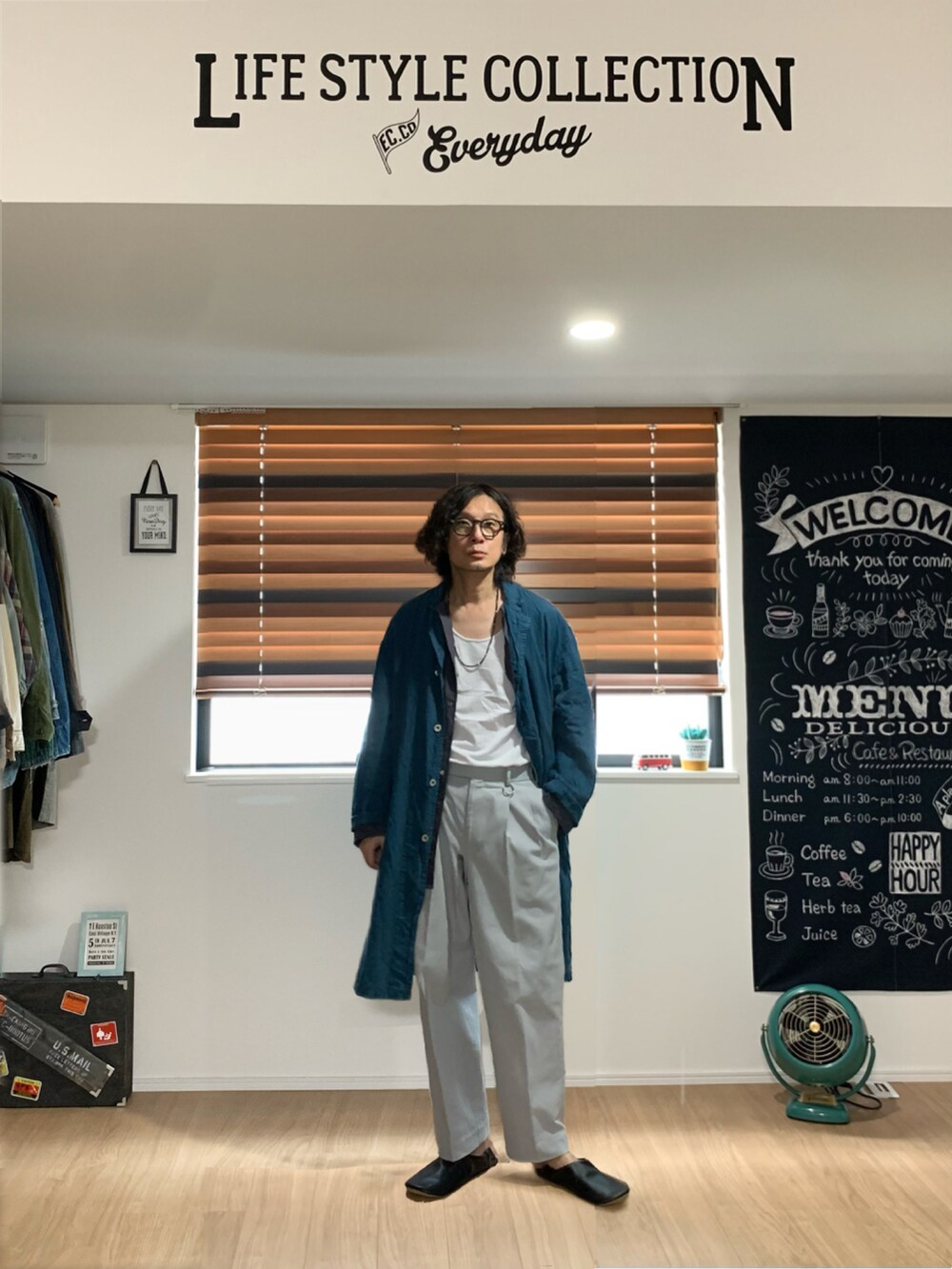 ブルー系のその他パンツ、グレー系のシャツ/ブラウス、ブラック系のルームシューズ/スリッパを着用したメンズの春コーディネートの5枚目の写真