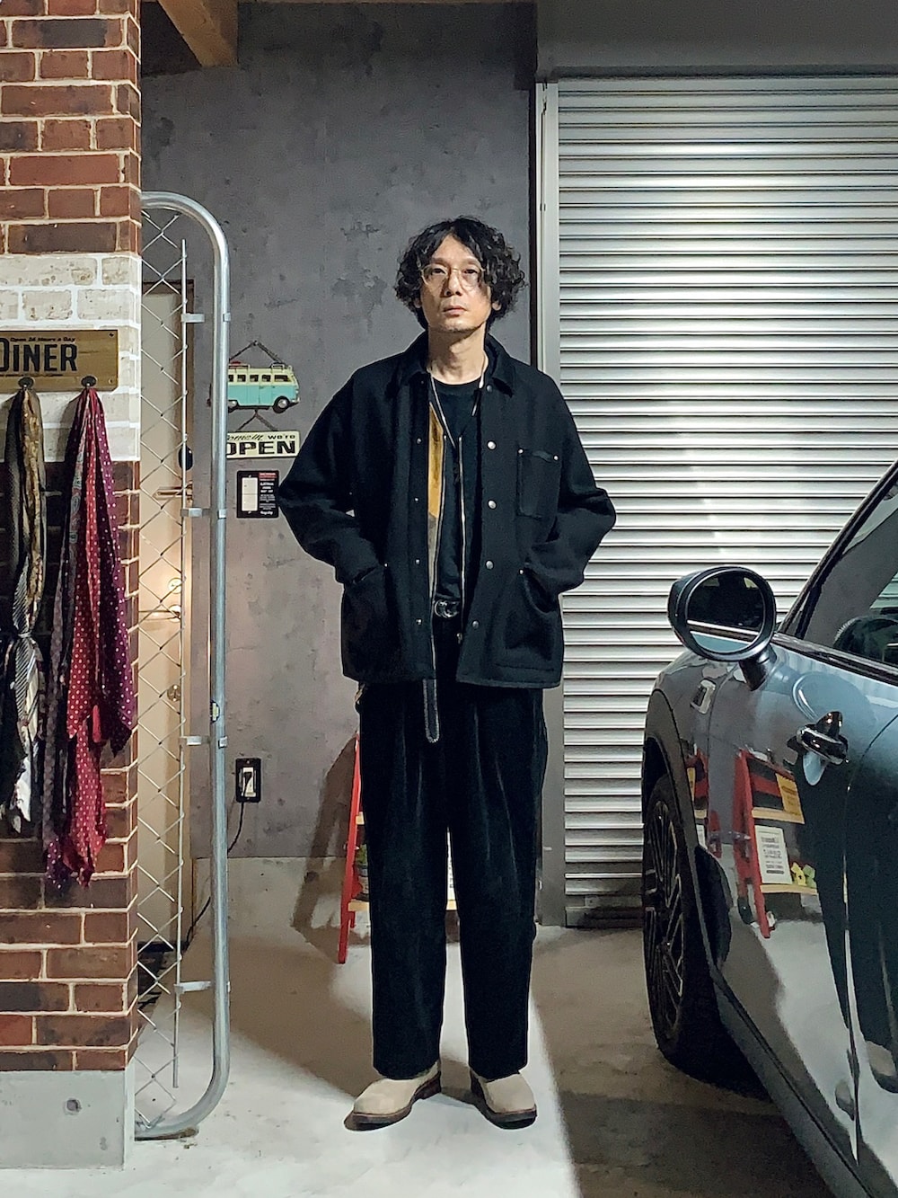 ブラック系のその他パンツ、ベージュ系のブーツ、その他のベストを着用したメンズの秋コーディネートの2枚目の写真