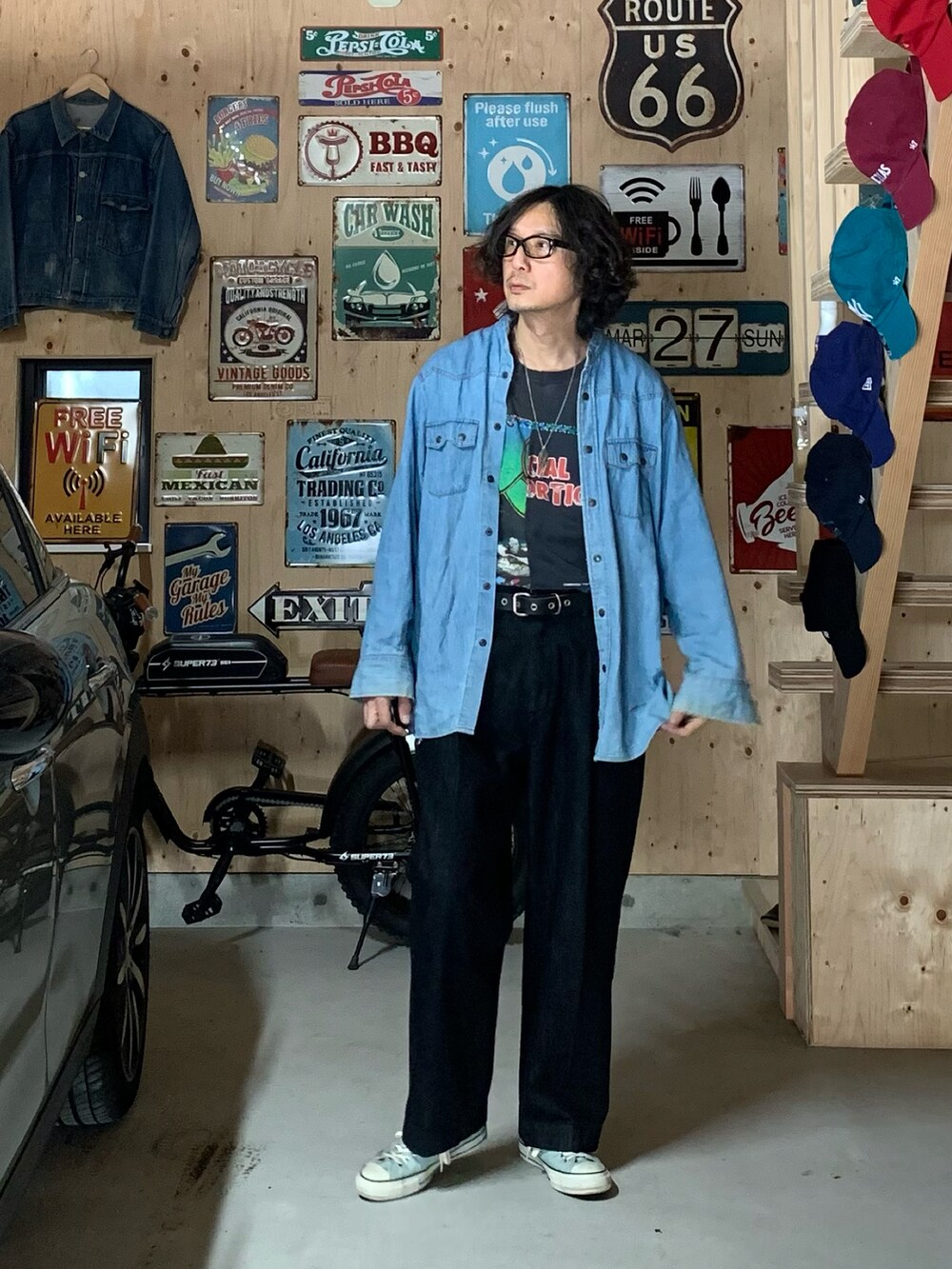 ブルー系のデニムパンツ、その他のドレスシューズ、ブラック系のトップスを着用したメンズの春コーディネートの2枚目の写真