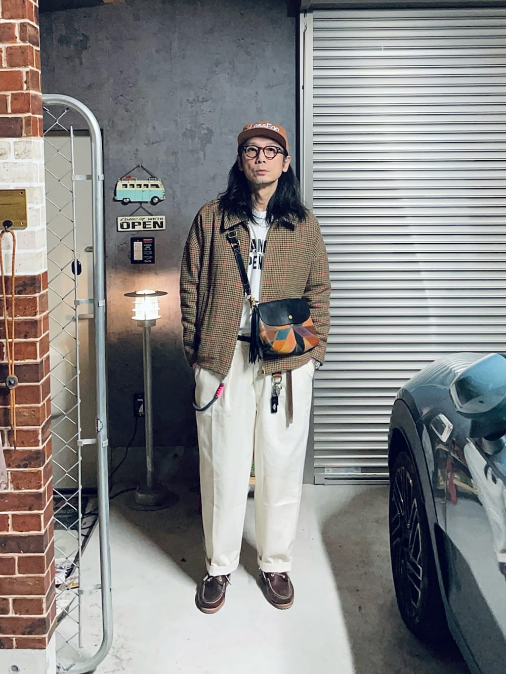 ホワイト系のその他パンツ、ブラウン系のモカシン/デッキシューズ、ベージュ系のその他アウターを着用したメンズの冬コーディネートの2枚目の写真