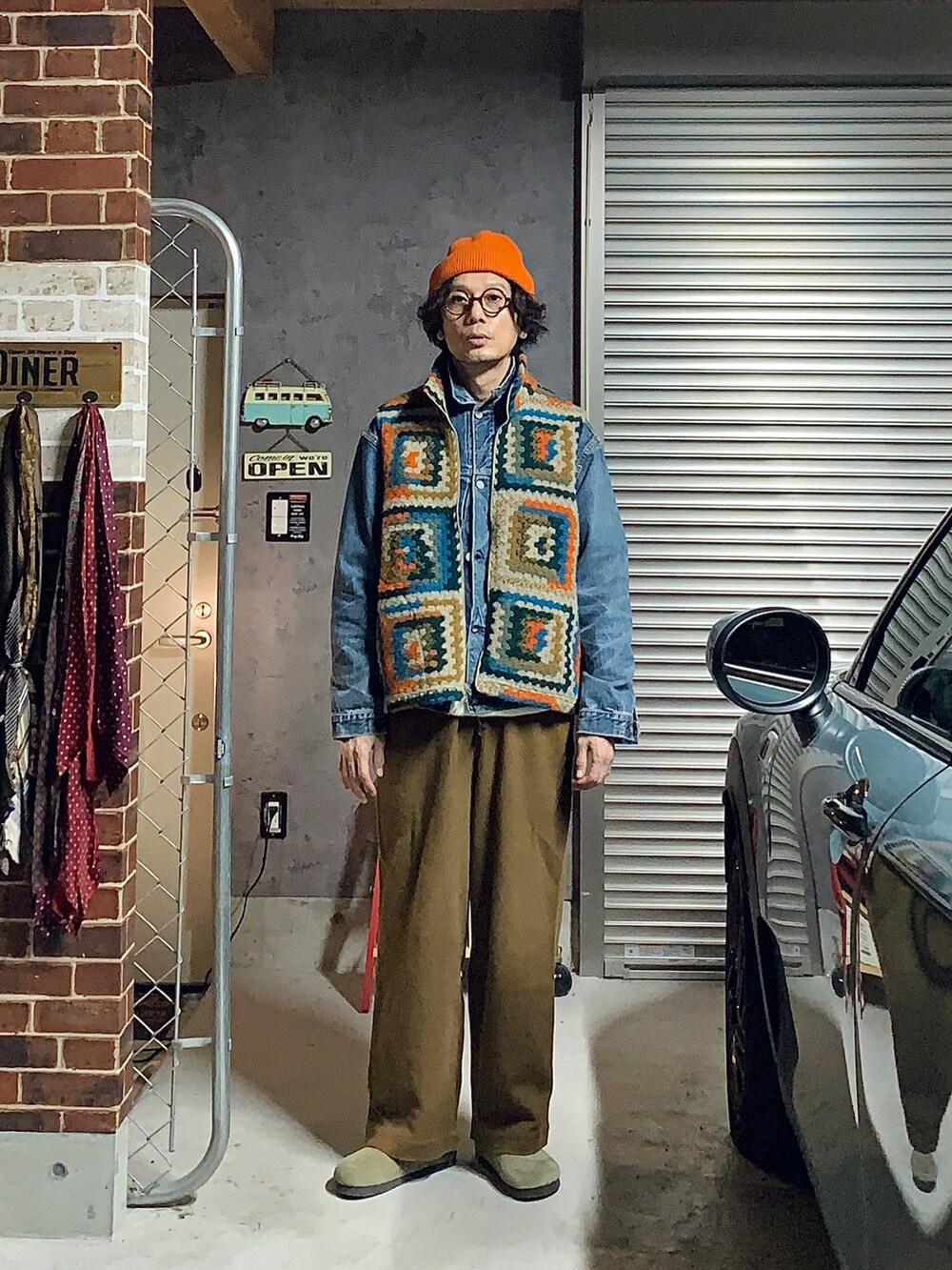 ブラウン系のその他パンツ、ブルー系のデニムジャケット、ブラウン系のメガネを着用したメンズの秋コーディネートの2枚目の写真