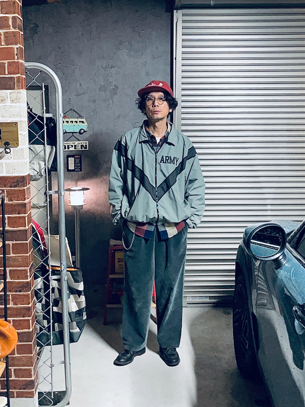 レッド系のシャツ/ブラウス、グレー系のミリタリージャケット、グリーン系のその他パンツを着用したメンズの秋コーディネートの2枚目の写真