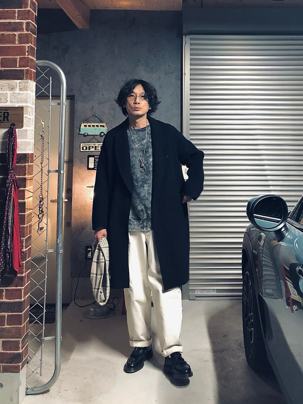 ブルー系のその他アウター、ブラック系のシューズ、ホワイト系のその他パンツを着用したメンズの冬コーディネートの2枚目の写真