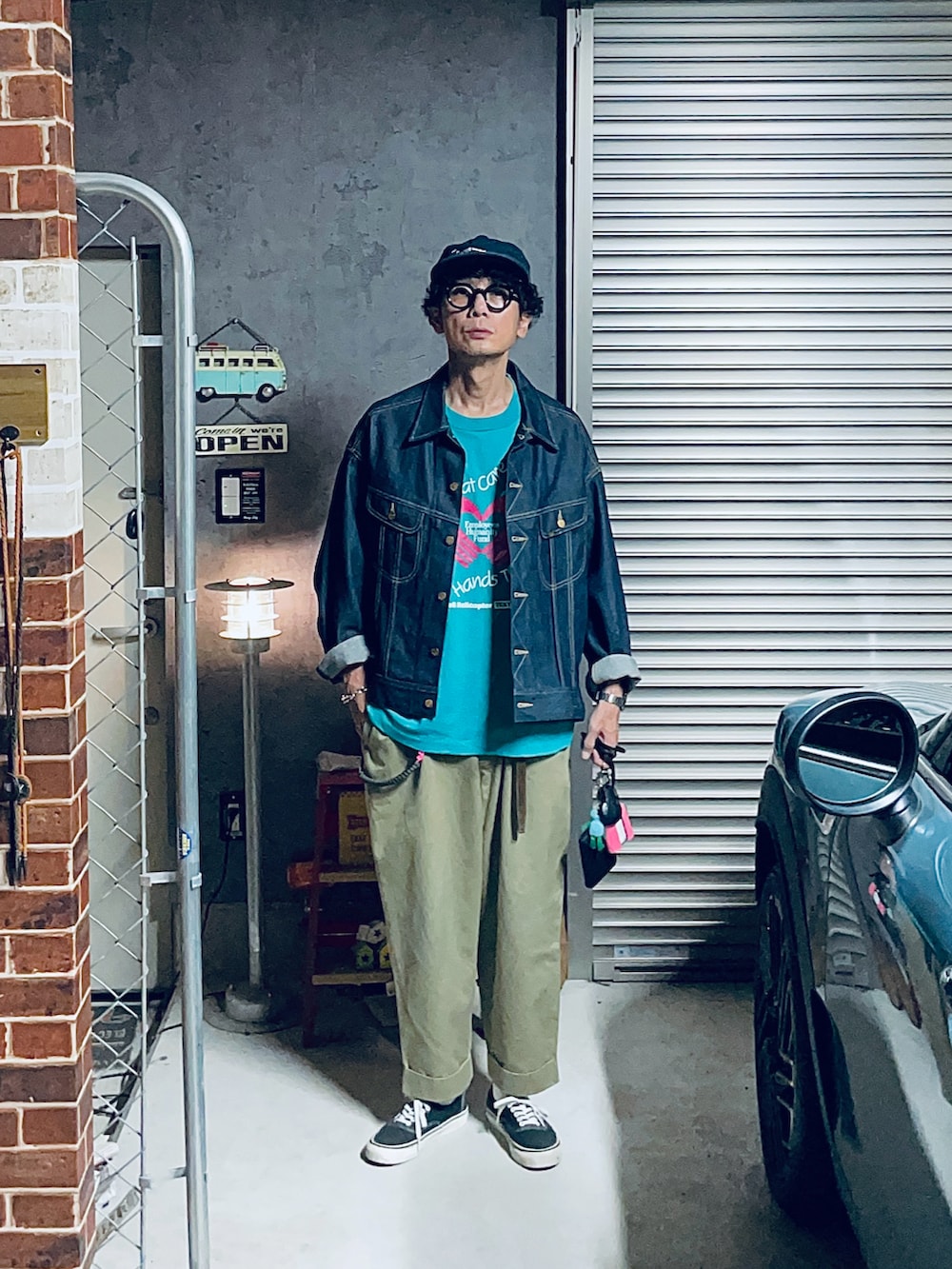 ベージュ系のチノパンツ、ブルー系のデニムジャケット、ブルー系のTシャツ/カットソーを着用したメンズの秋コーディネートの2枚目の写真