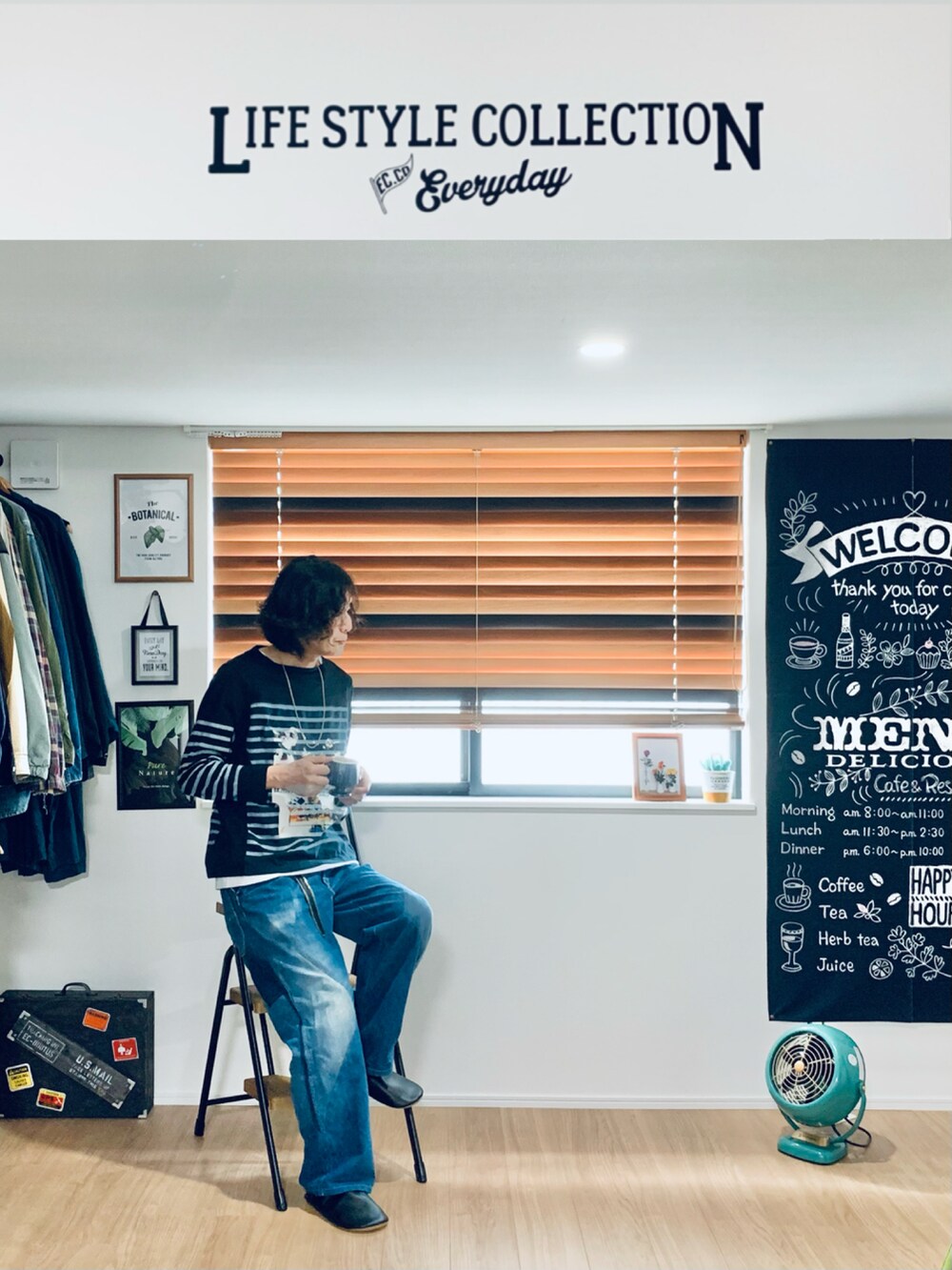 ブルー系のデニムパンツ、ブラック系のトップス、ブラック系のルームシューズ/スリッパを着用したメンズの春コーディネートの2枚目の写真