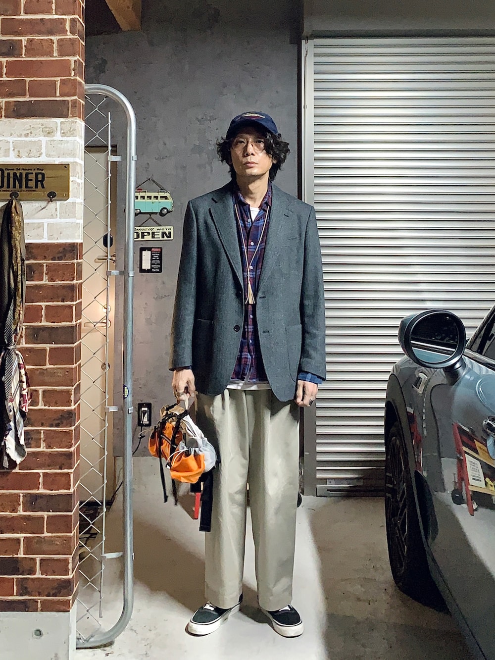 ブルー系のトップス、ベージュ系のチノパンツ、グレー系のジャケット/アウターを着用したメンズの秋コーディネートの2枚目の写真