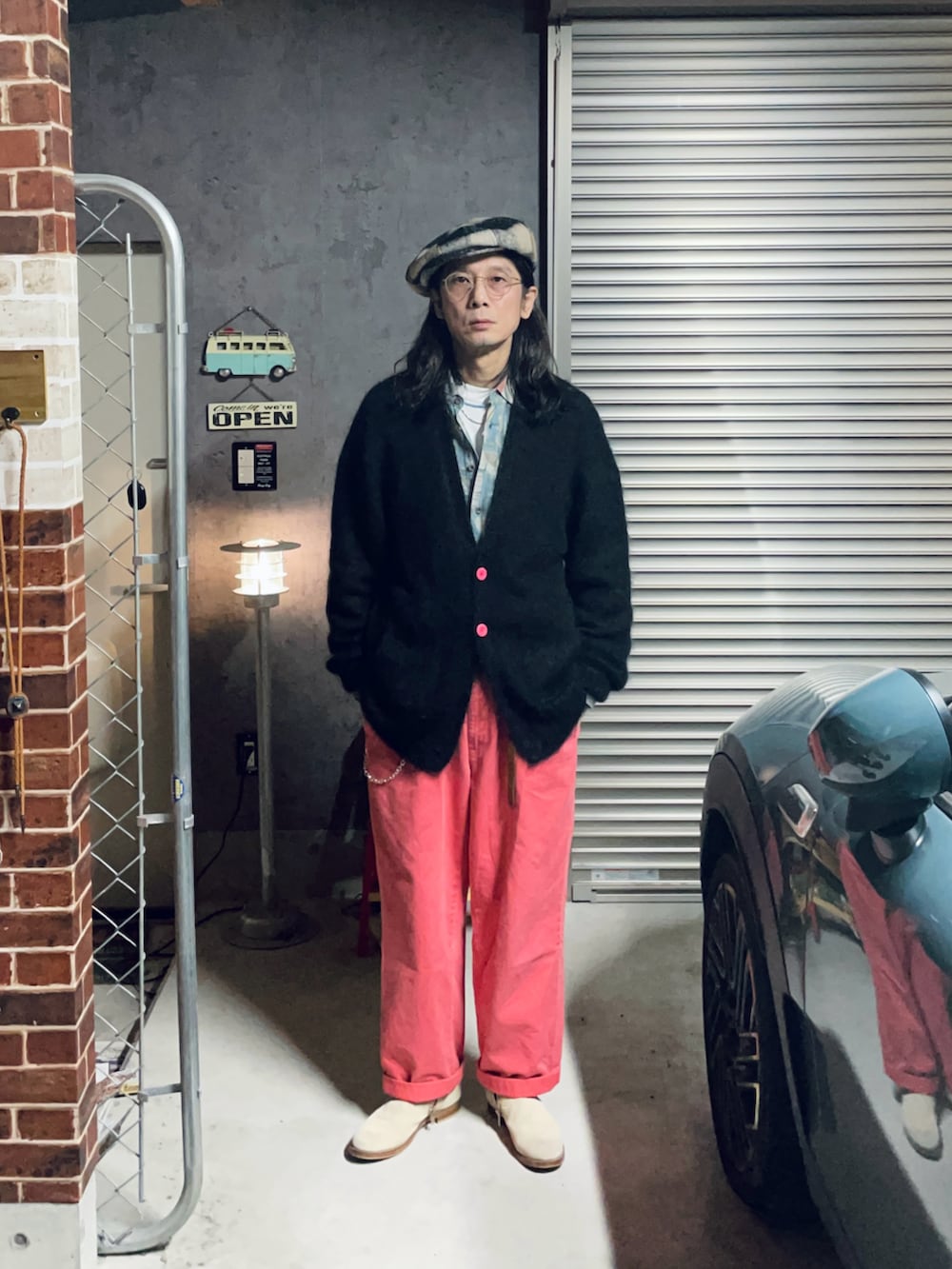 「ハンチング、チノパン、カラーパンツ、カーディガン、シャツスタイル、シャツ、柄シャツ、ブーツ、サングラス、ピンク、冬コーデ、冬、カジュアル、カジュアルコーデ、レイヤードスタイル」｜「古着のアイテム（その他パンツ、ピンク系）」を使った、h.s.k.さん（メンズ・176cm）の冬コーディネートの2枚目の写真