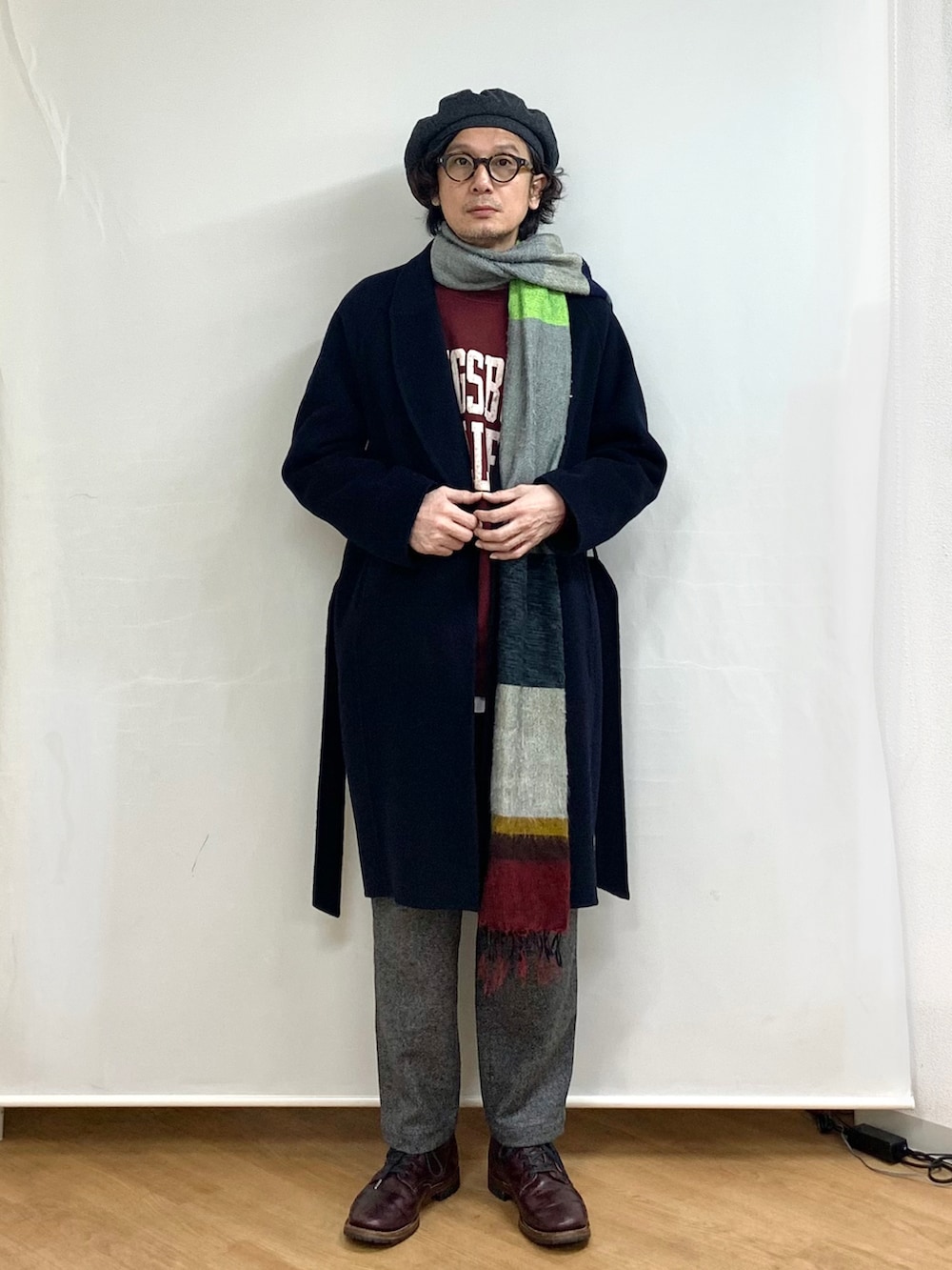 レッド系のブーツ、ブルー系のその他アウター、レッド系のスウェットを着用したメンズの冬コーディネートの2枚目の写真