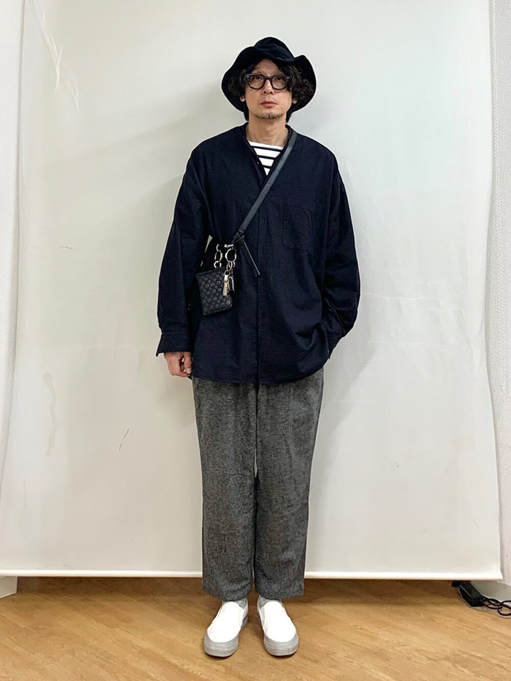 ホワイト系のスニーカー、ブラック系のシャツ/ブラウス、ホワイト系のTシャツ/カットソーを着用したメンズの秋コーディネートの3枚目の写真