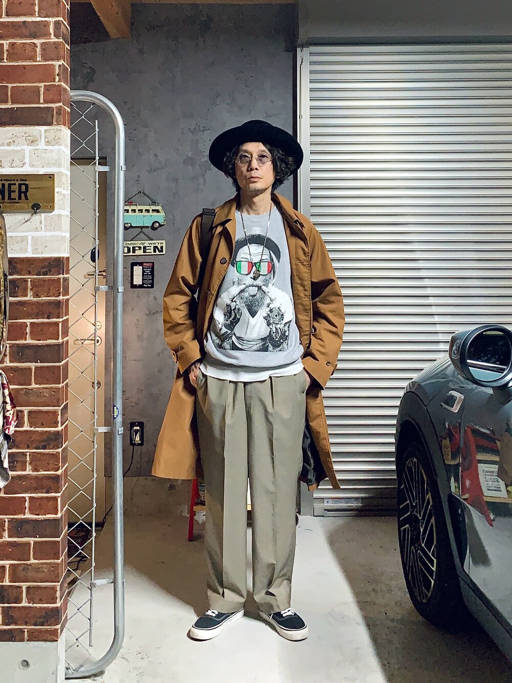 ブラウン系のその他アウター、グレー系のスウェット、ベージュ系のスラックスを着用したメンズの秋コーディネートの2枚目の写真