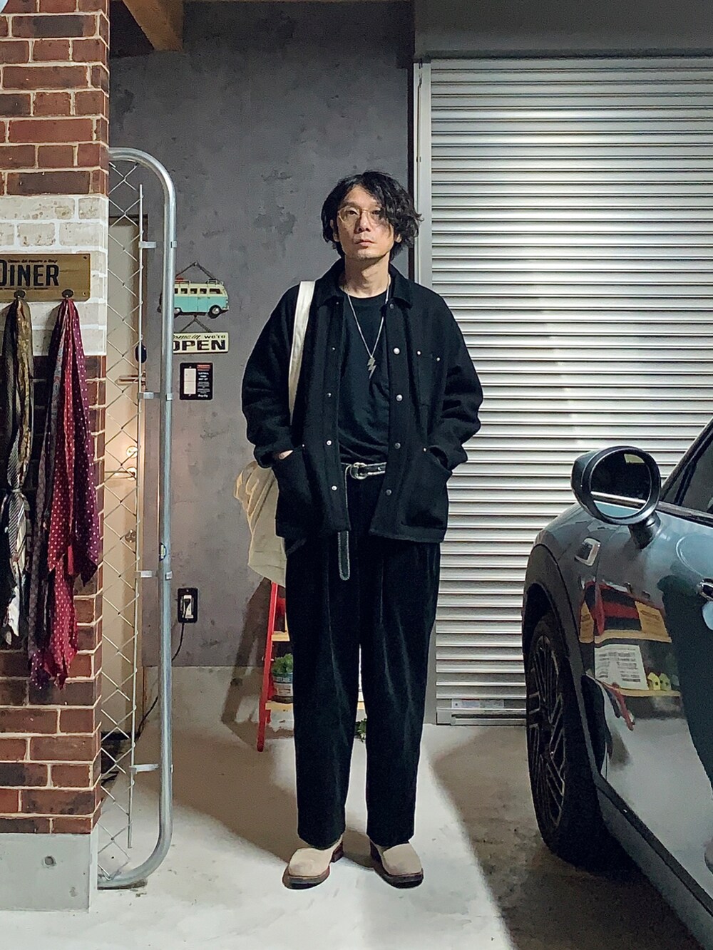 ブラック系のその他パンツ、ベージュ系のブーツ、ブラック系のTシャツ/カットソーを着用したメンズの秋コーディネートの2枚目の写真