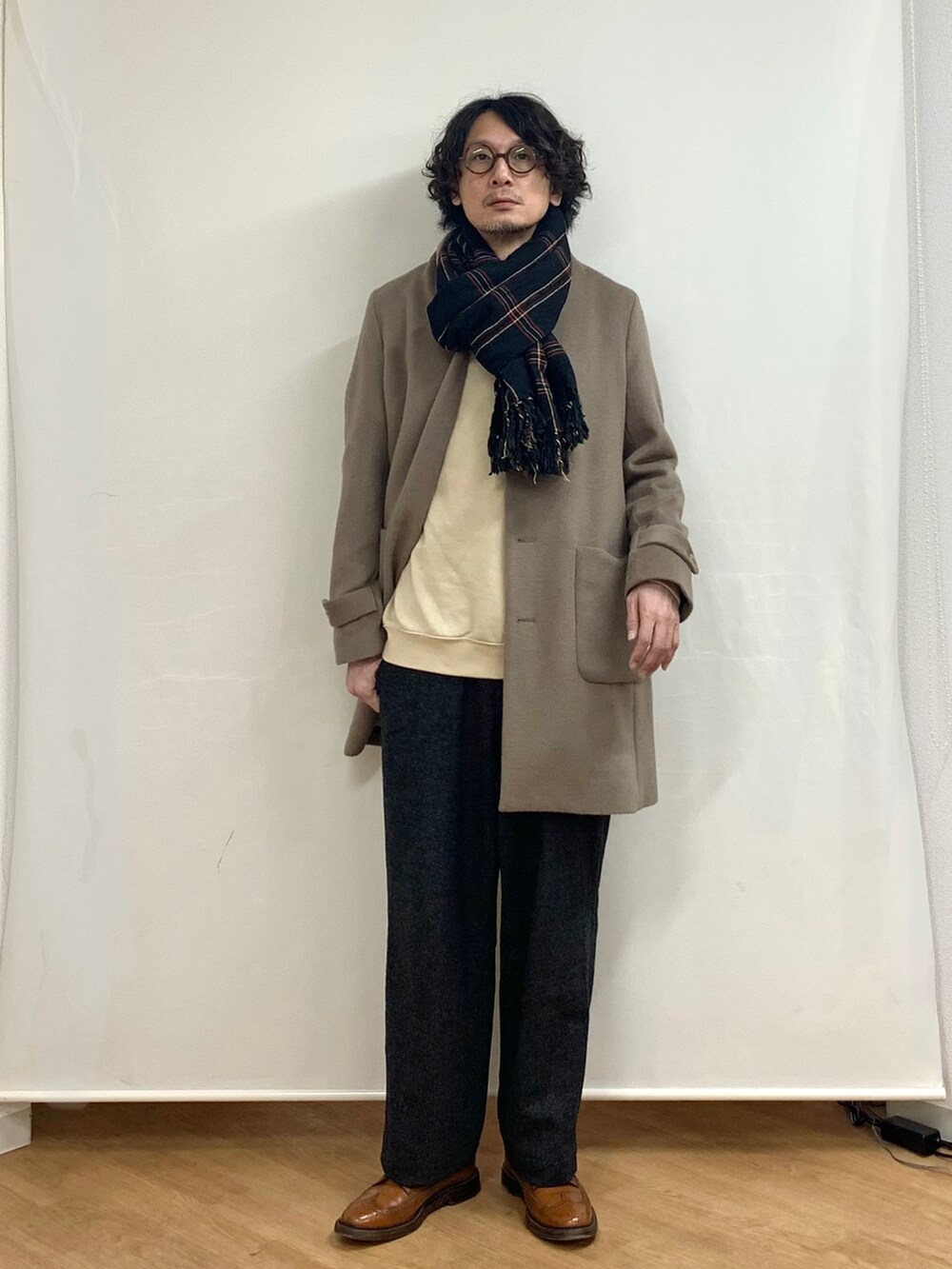 ブラック系のその他パンツ、ブラウン系のドレスシューズ、ベージュ系のチェスターコートを着用したメンズの冬コーディネートの2枚目の写真