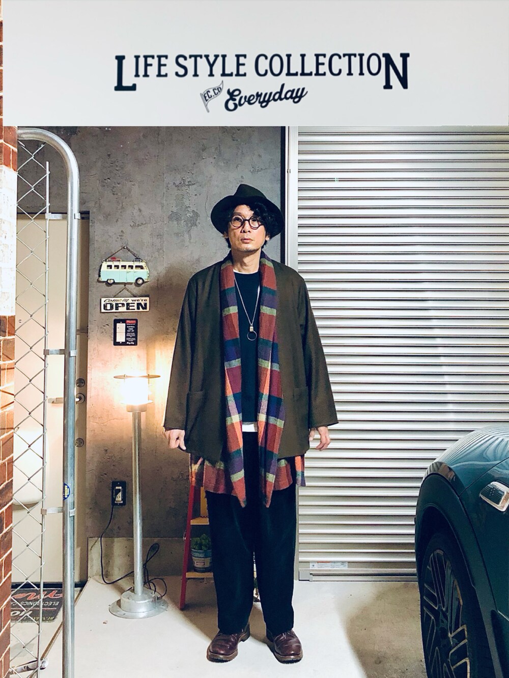 ブラック系のその他パンツ、オレンジ系のカーディガン/ボレロ、ブラウン系のノーカラージャケットを着用したメンズの冬コーディネートの2枚目の写真