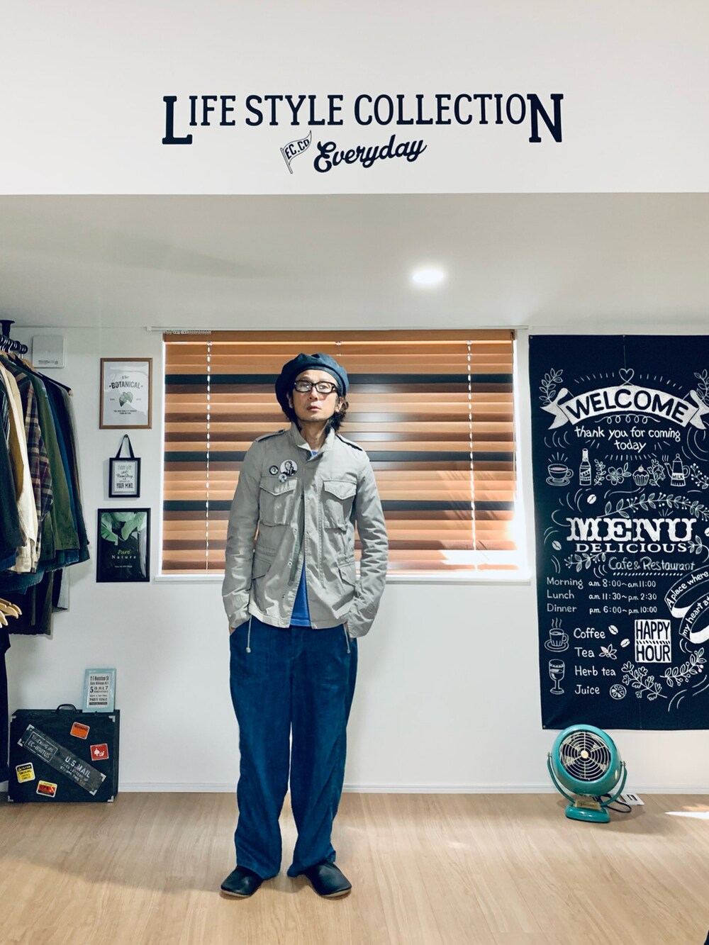 パープル系のTシャツ/カットソー、ブルー系のデニムパンツ、グレー系のミリタリージャケットを着用したメンズの春コーディネートの5枚目の写真