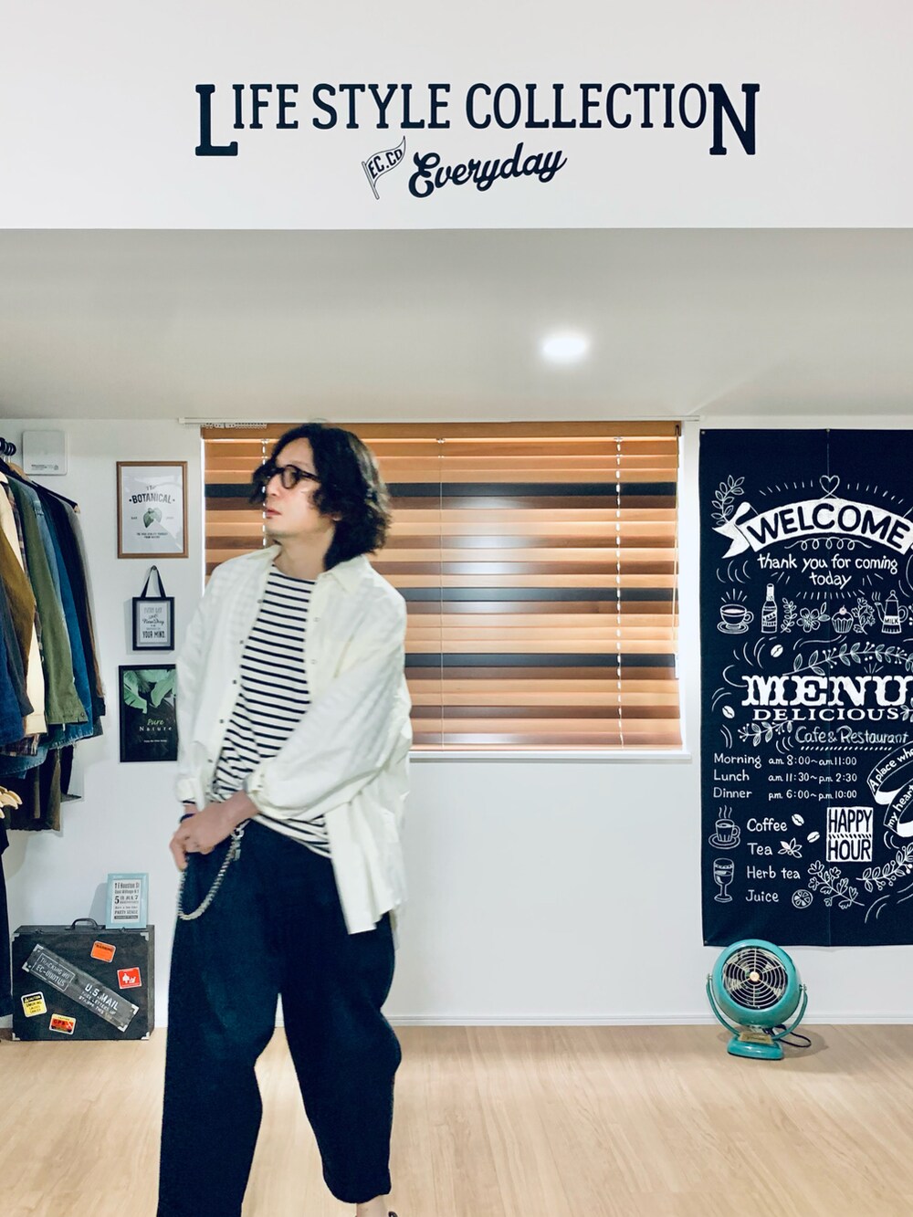 ブルー系のチノパンツ、ホワイト系のシャツ/ブラウス、ホワイト系のTシャツ/カットソーを着用したメンズの春コーディネートの5枚目の写真