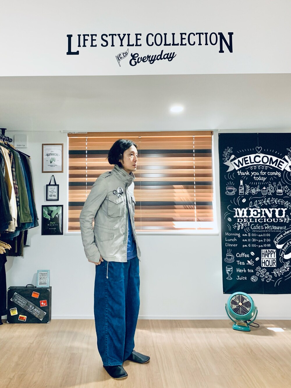 パープル系のTシャツ/カットソー、ブルー系のデニムパンツ、グレー系のミリタリージャケットを着用したメンズの春コーディネートの3枚目の写真