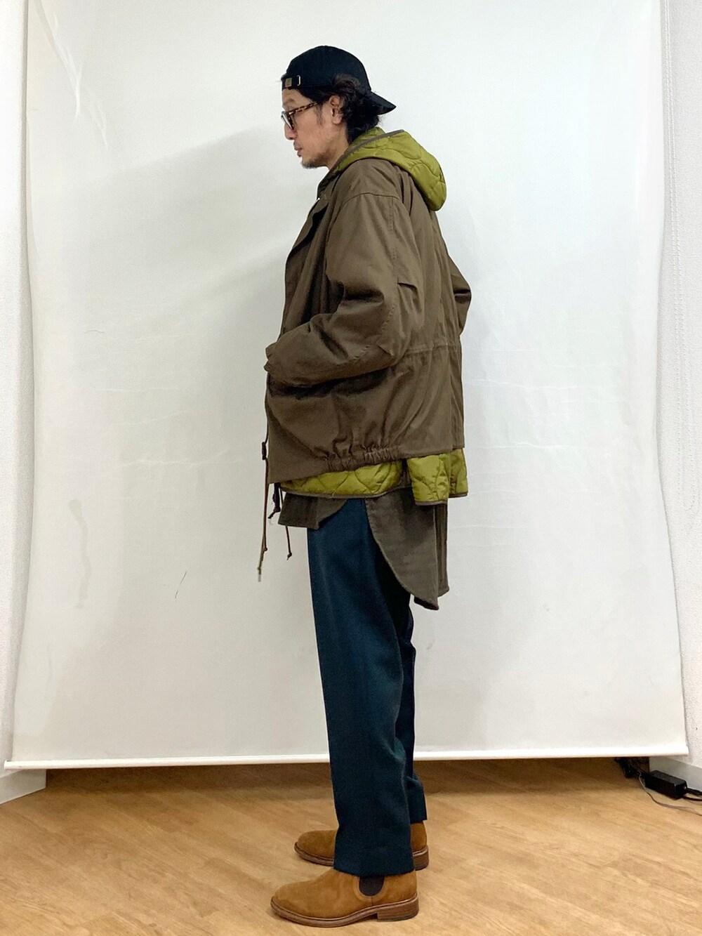 グリーン系のその他パンツ、ブラウン系のブーツ、ブラウン系のミリタリージャケットを着用したメンズの冬コーディネートの2枚目の写真