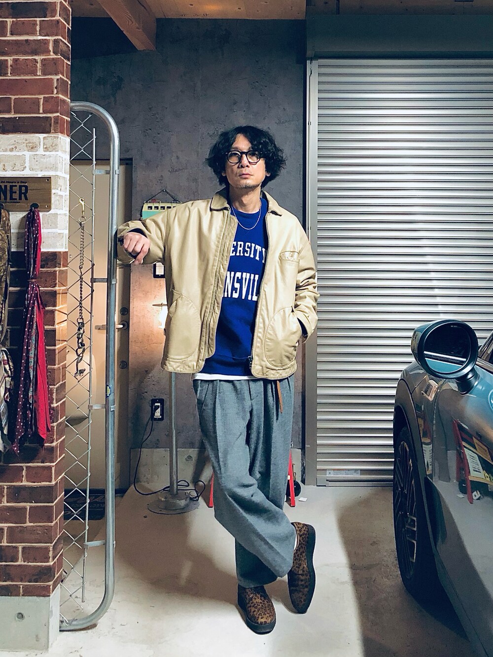 その他のドレスシューズ、ベージュ系のその他アウター、ブラック系のサングラスを着用したメンズの春コーディネートの2枚目の写真
