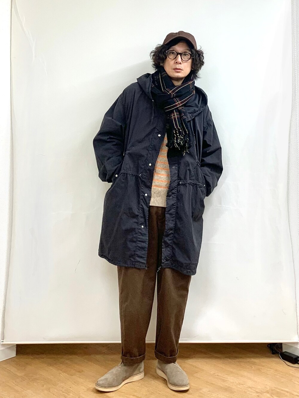 ブラウン系のその他パンツ、ブラック系のミリタリージャケット、ベージュ系のニット/セーターを着用したメンズの冬コーディネートの2枚目の写真