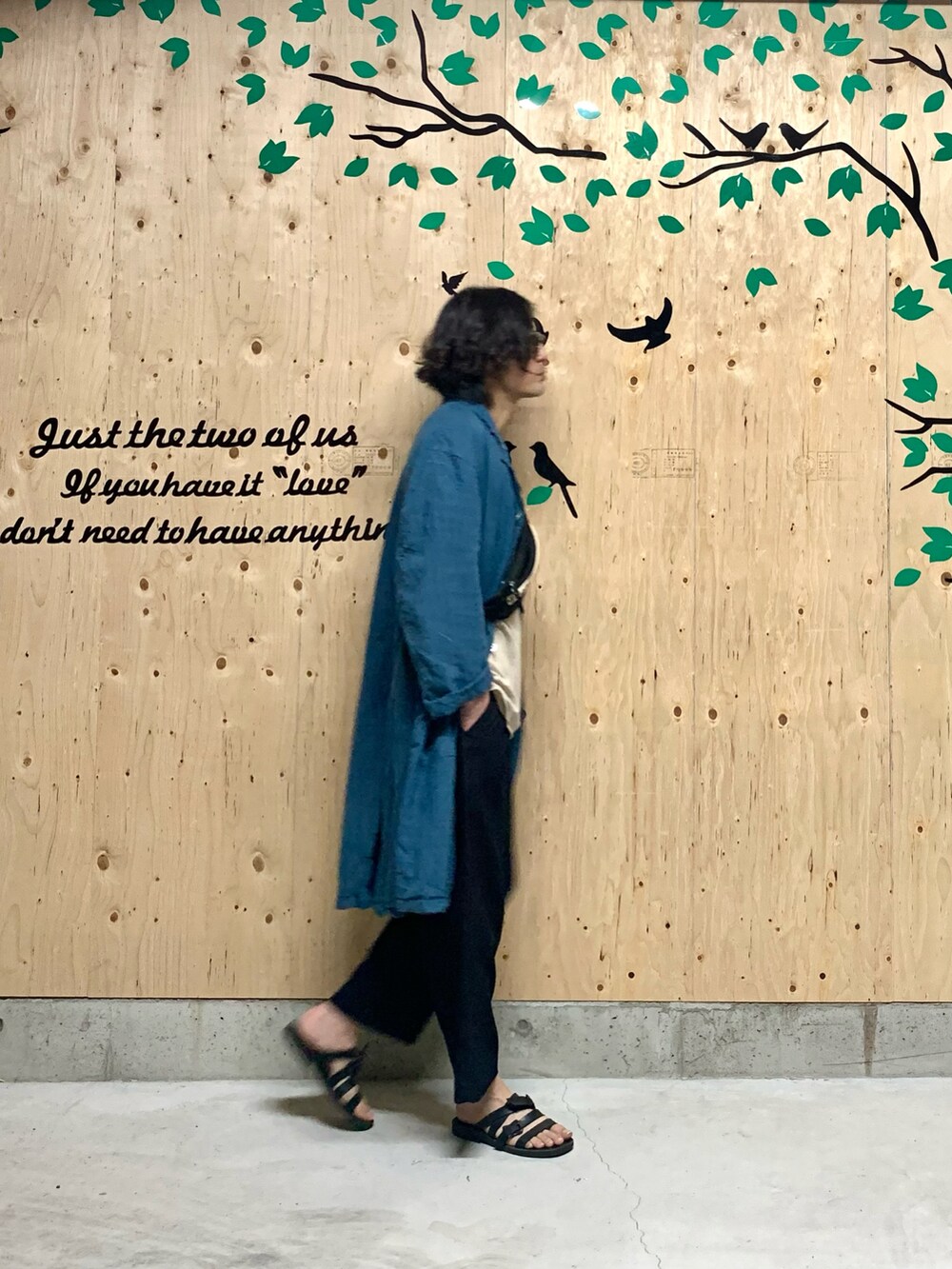 ブラック系のその他パンツ、ブラック系のシューズ、ブルー系のその他アウターを着用したメンズの春コーディネートの2枚目の写真